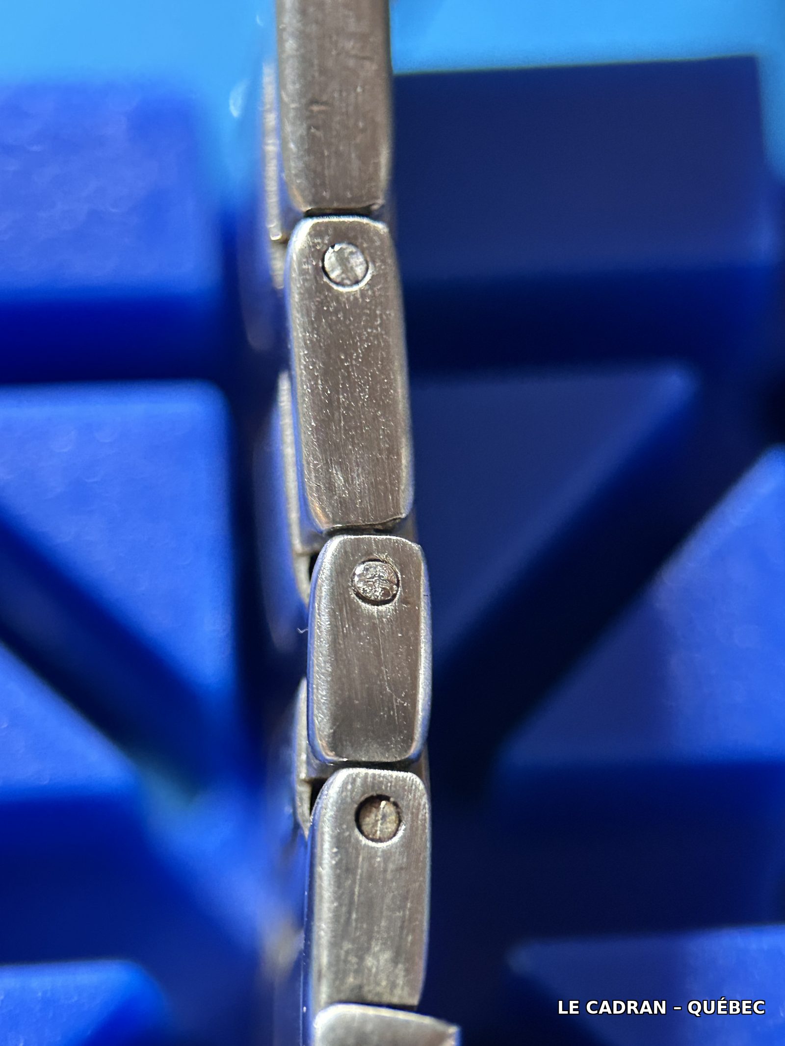 Vue d'ensemble d'un bracelet métal avec les goupilles des maillons visibles