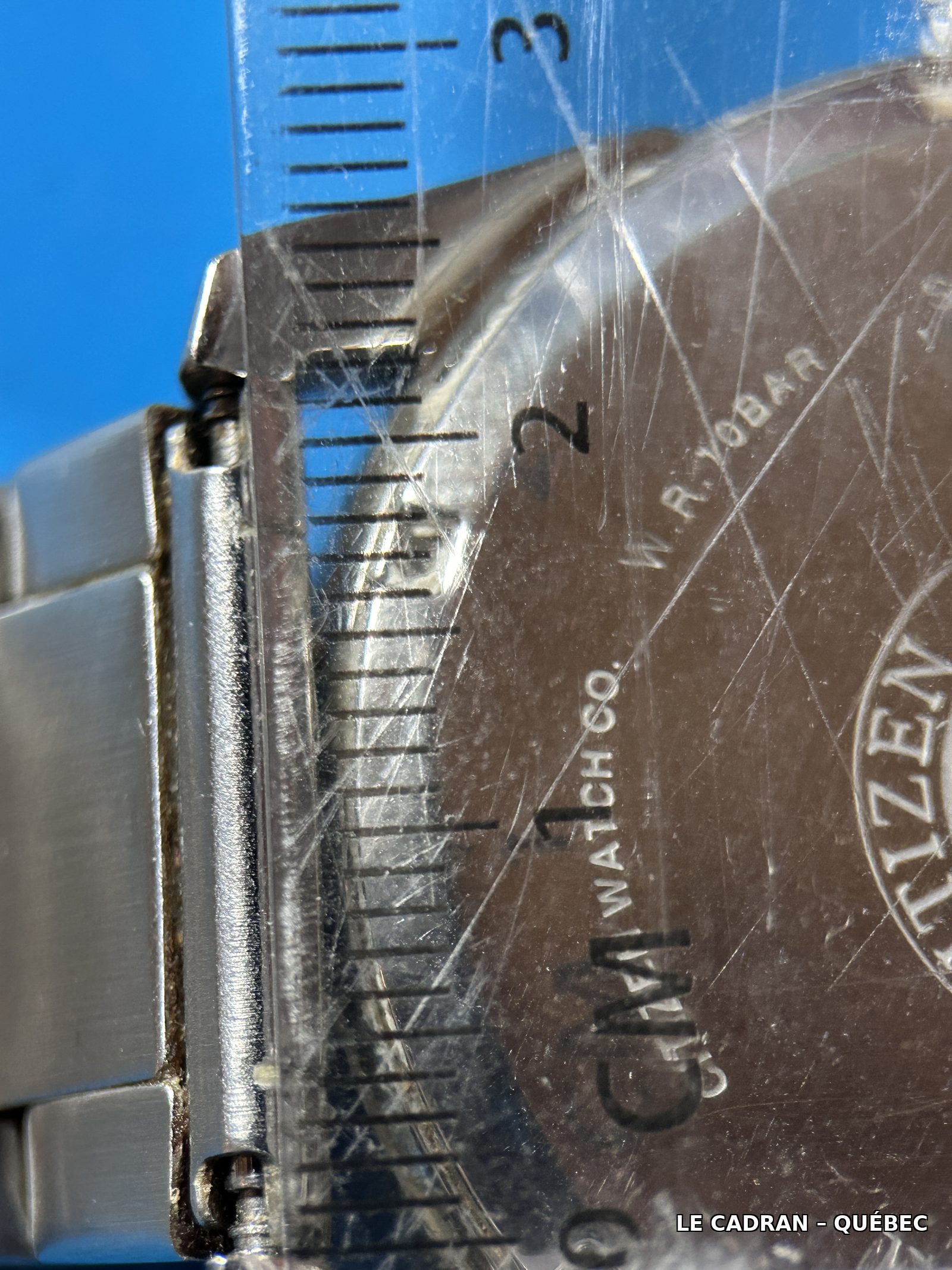 Mesure de la largeur entre les cornes du boîtier à l'aide d'une règle
